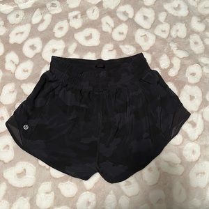 Lululemon high rise hotty hot shorts size 6, perfect condition worn twice